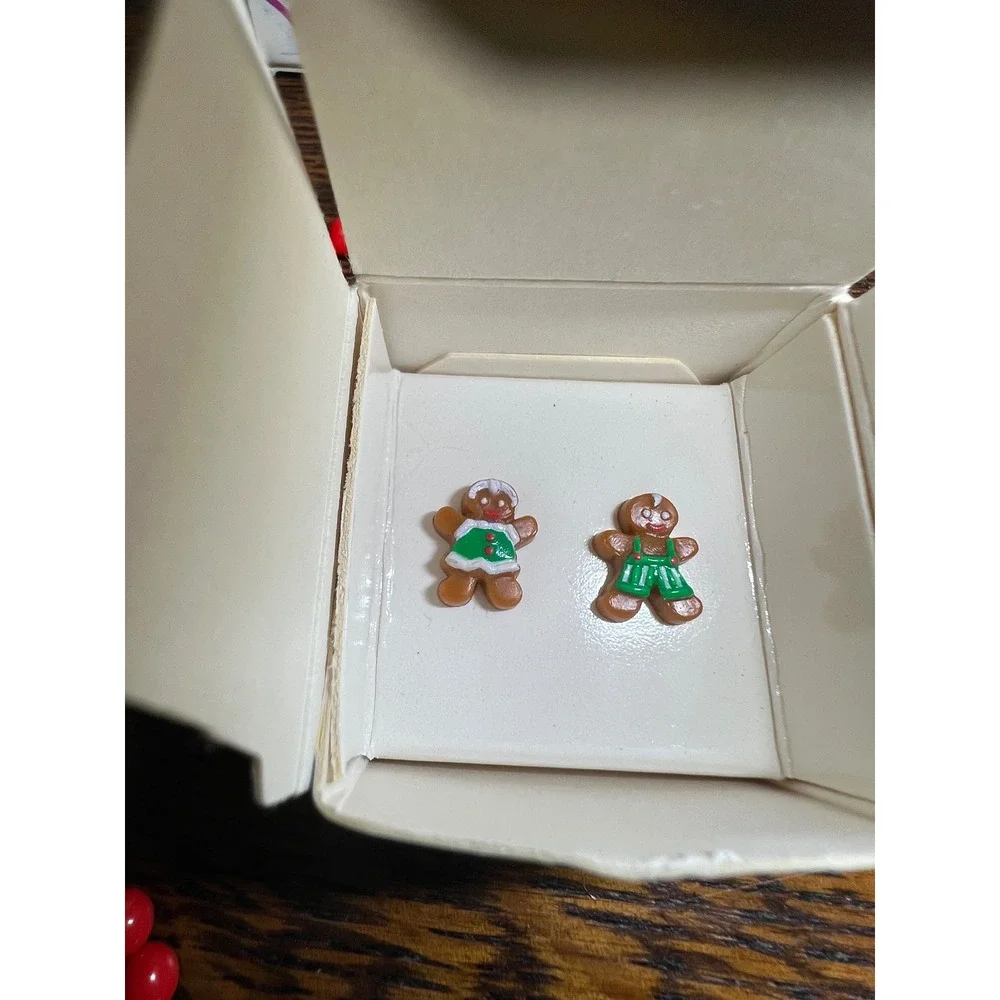 VTG Avon Gingerbread Necklace and Earrings Set Christmas Holiday Jewelry Boxed